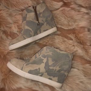 Linea Paulo Wedges 6.5